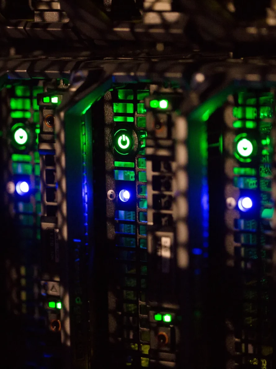 Servidores com luzes LED verdes e azuis acesas.