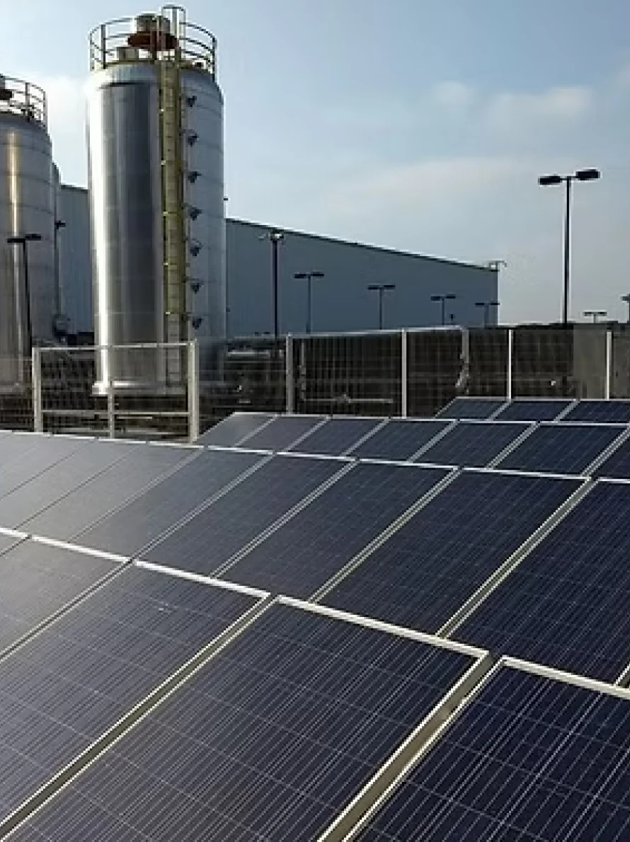 Painéis solares em fábrica industrial