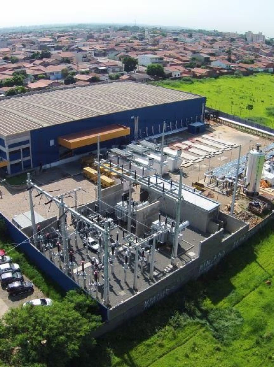 Planta de energia elétrica em área urbana.