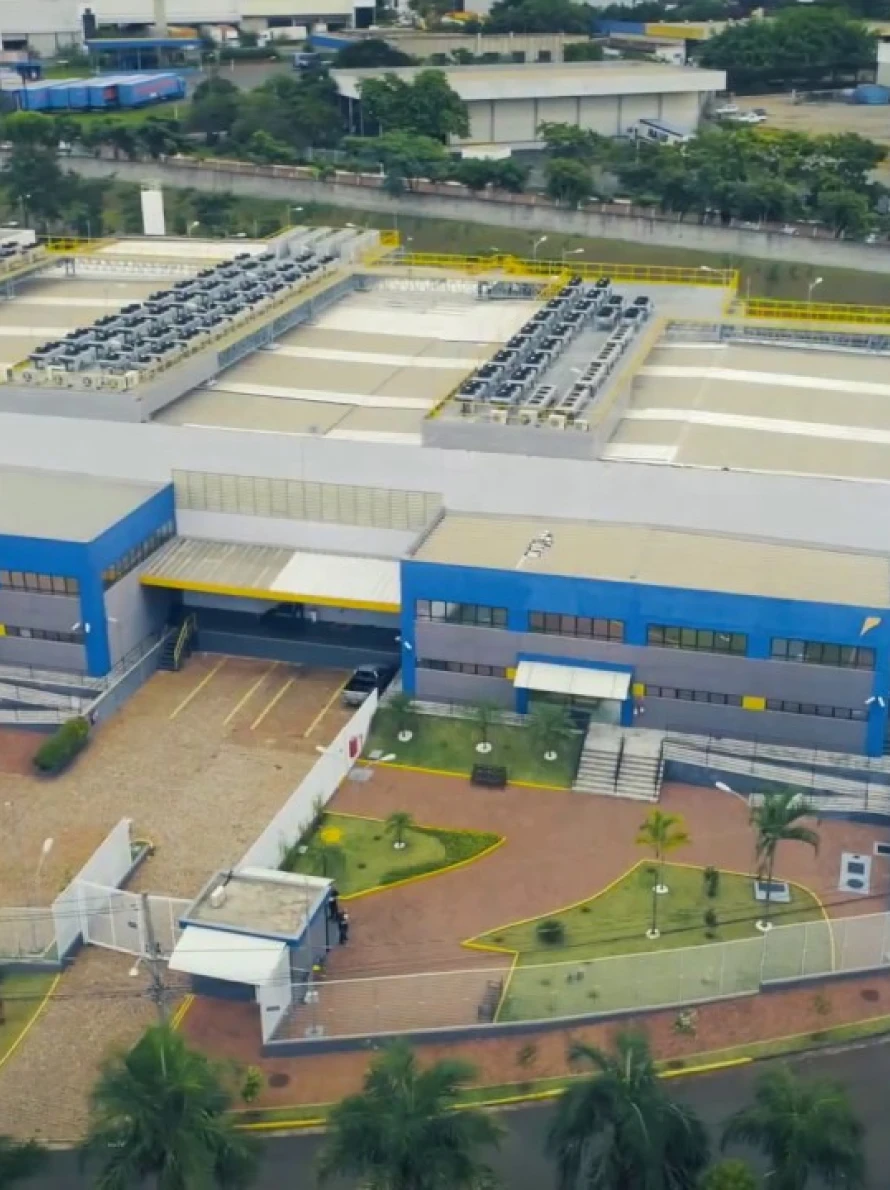 Vista aérea de um complexo industrial moderno.