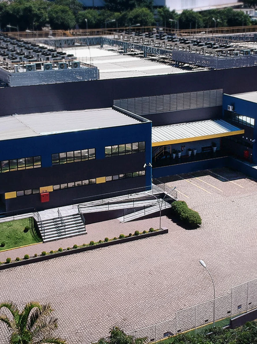 Fachada de edifício comercial com estacionamento vazio.